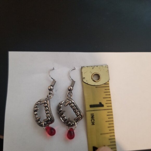 Silver Tone Vampire Fangs Earrings Blood Pierced Horror Halloween - Picture 3 of 3
